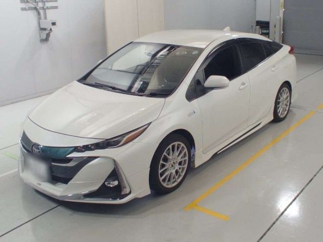 30572 Toyota Prius phv ZVW52 2017 г. (CAA Chubu)